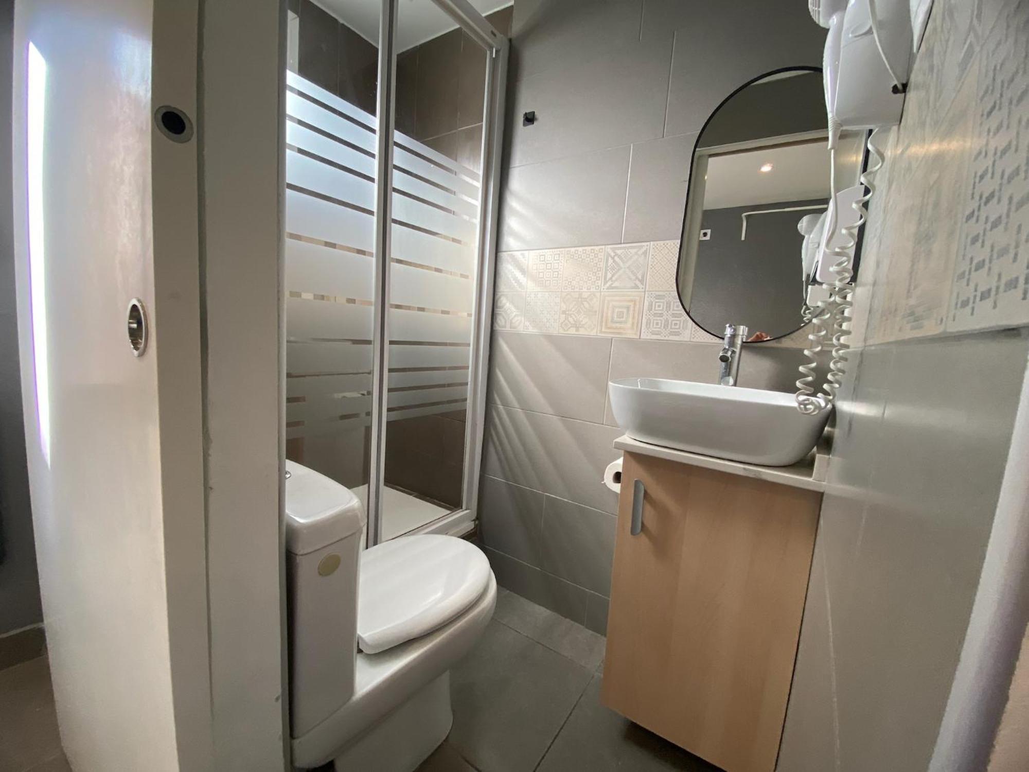 Suites Nuevas Con Bano Privado Frente Al Metro St Mwc Barcelona-Fira L'Hospitalet de Llobregat Eksteriør bilde