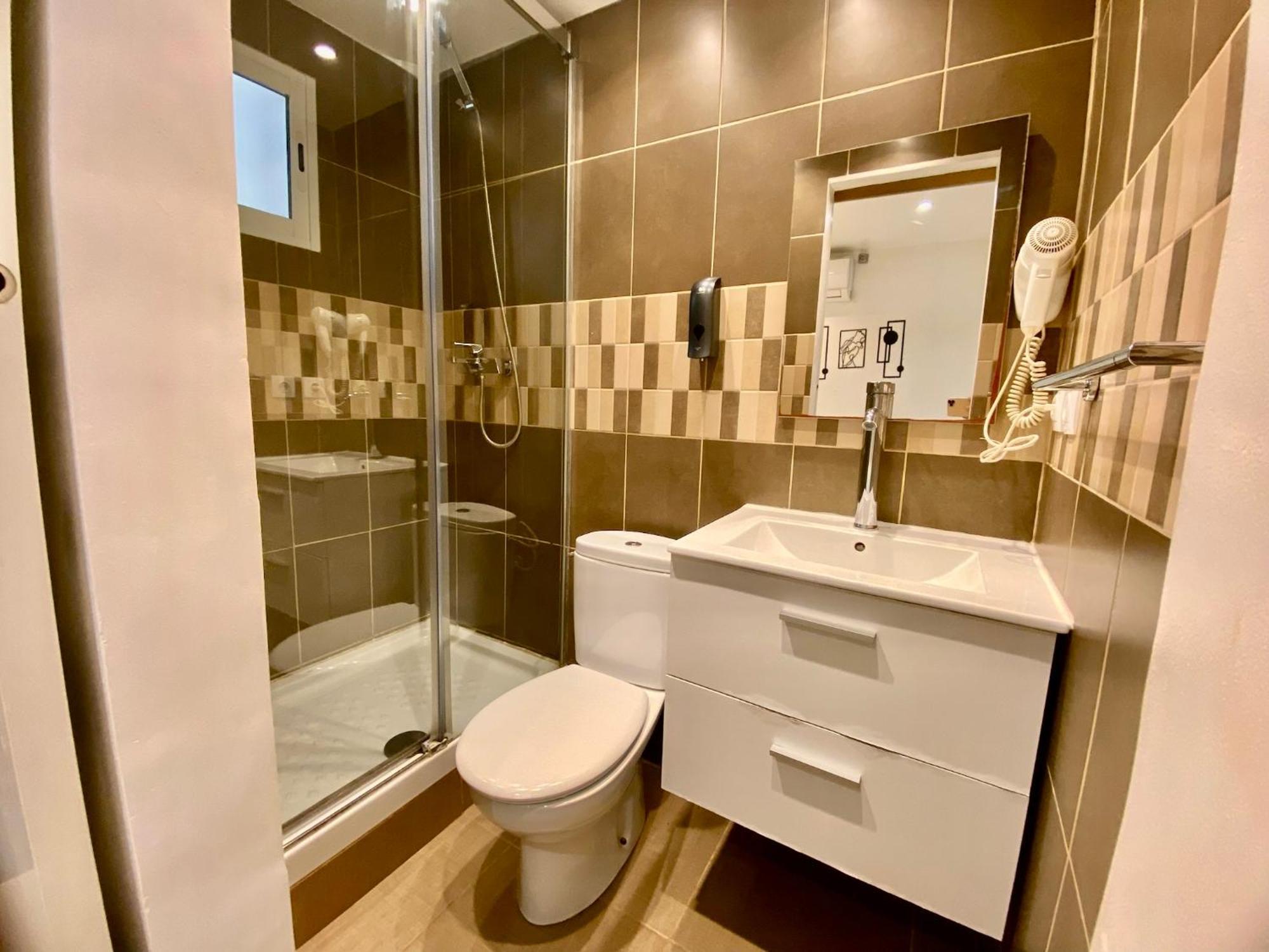 Suites Nuevas Con Bano Privado Frente Al Metro St Mwc Barcelona-Fira L'Hospitalet de Llobregat Eksteriør bilde