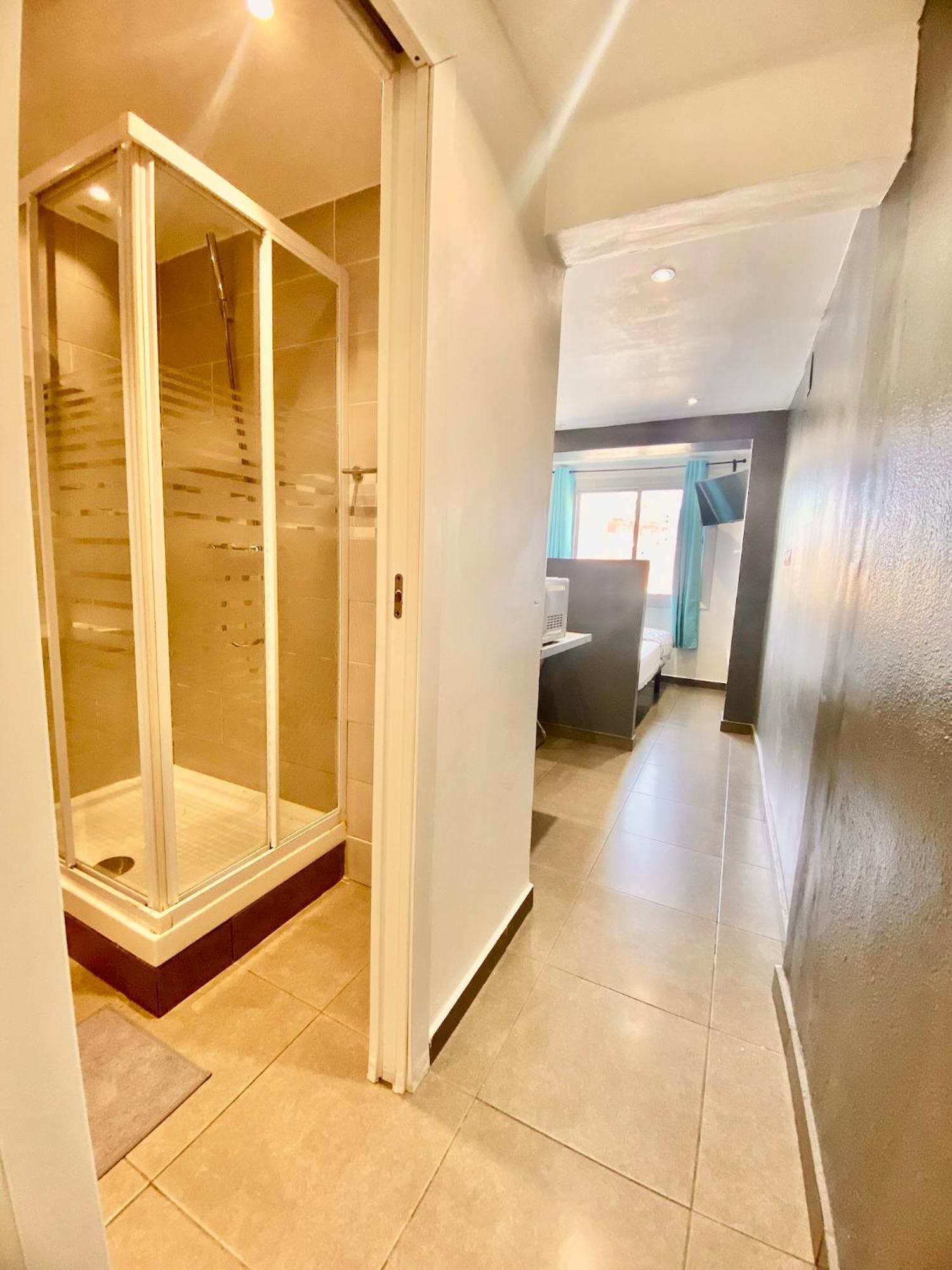 Suites Nuevas Con Bano Privado Frente Al Metro St Mwc Barcelona-Fira L'Hospitalet de Llobregat Eksteriør bilde