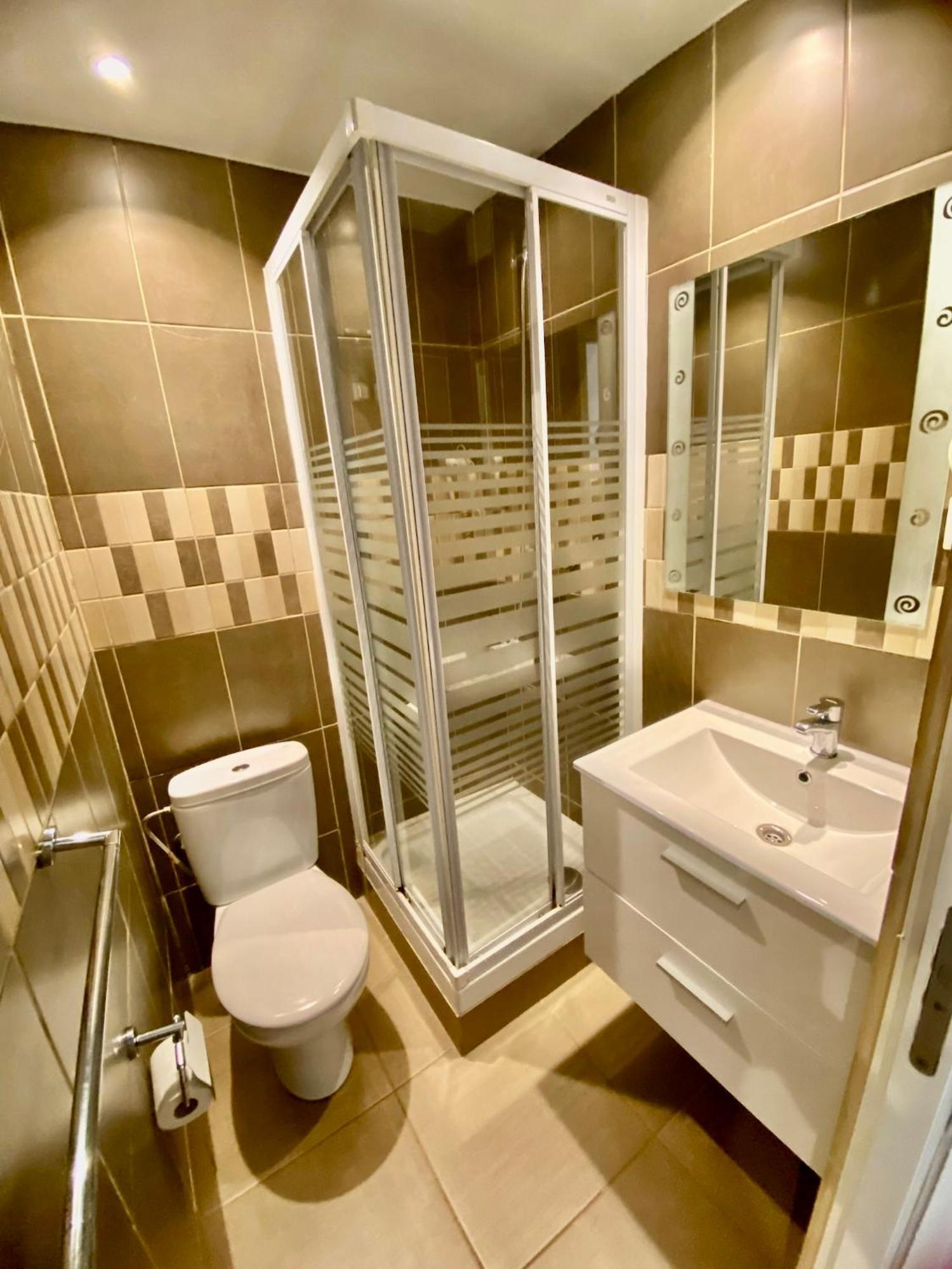 Suites Nuevas Con Bano Privado Frente Al Metro St Mwc Barcelona-Fira L'Hospitalet de Llobregat Eksteriør bilde