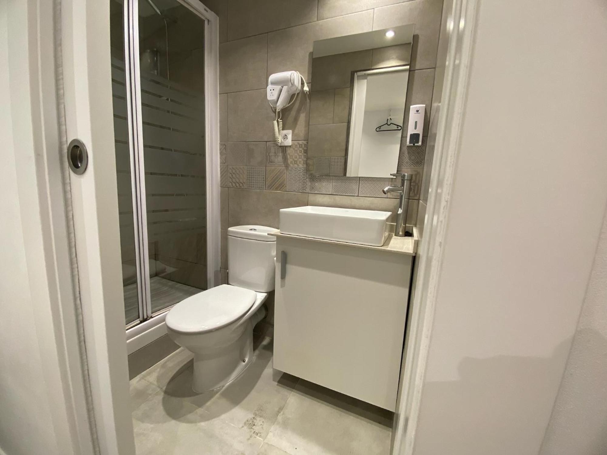Suites Nuevas Con Bano Privado Frente Al Metro St Mwc Barcelona-Fira L'Hospitalet de Llobregat Eksteriør bilde