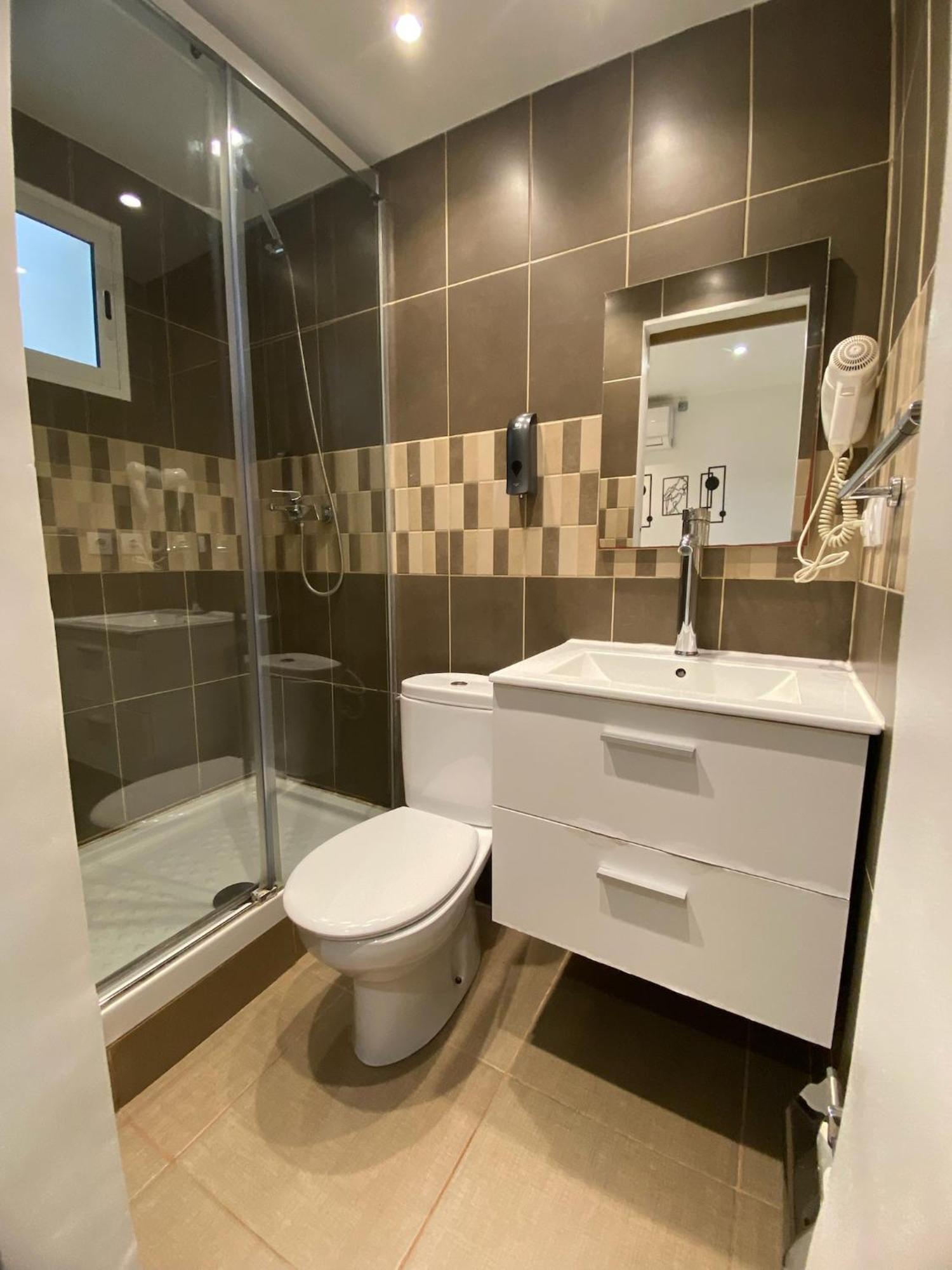 Suites Nuevas Con Bano Privado Frente Al Metro St Mwc Barcelona-Fira L'Hospitalet de Llobregat Eksteriør bilde