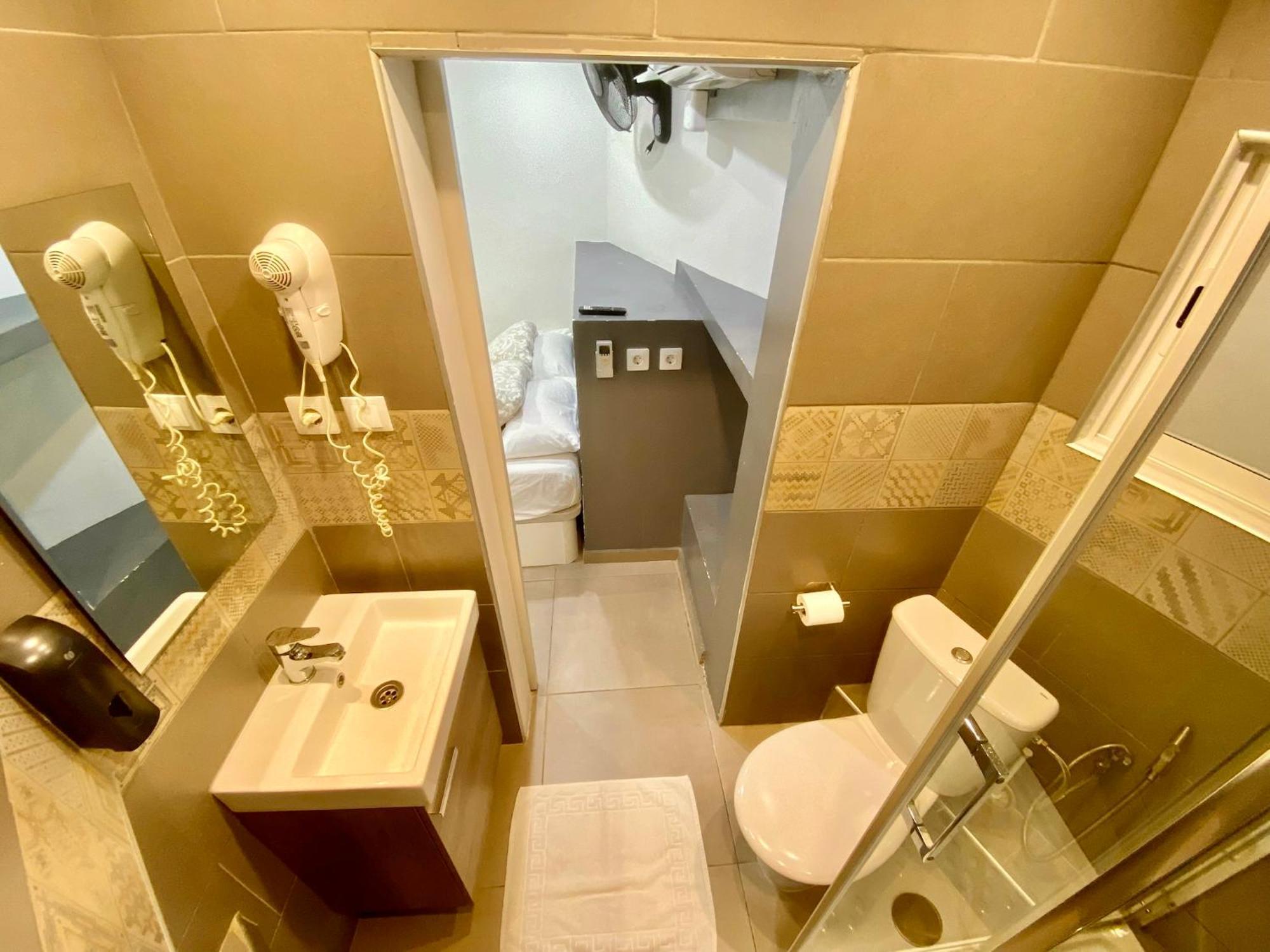 Suites Nuevas Con Bano Privado Frente Al Metro St Mwc Barcelona-Fira L'Hospitalet de Llobregat Eksteriør bilde